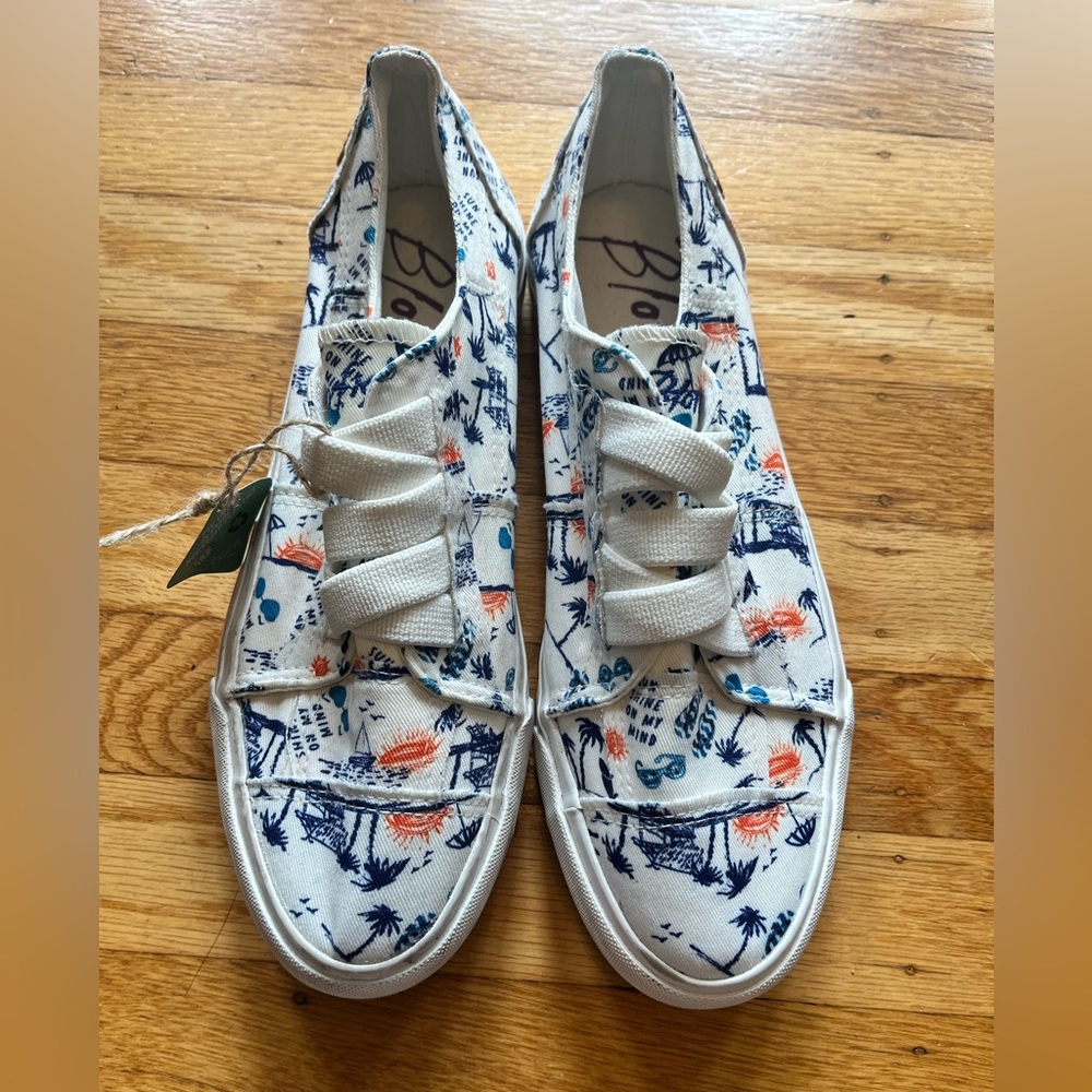 Women’s Sneakers, NWT, never worn